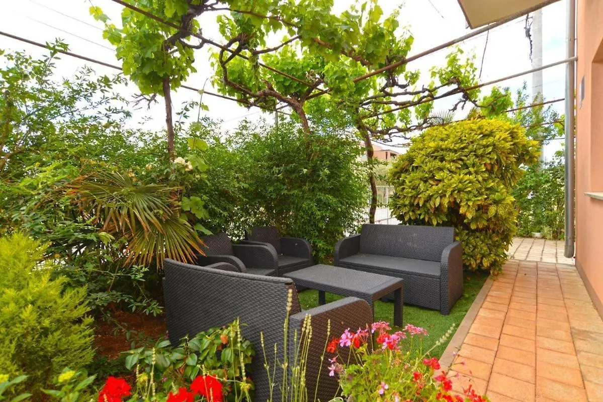 Apartment Lovely Flat Just Steps From The Beach Fazana