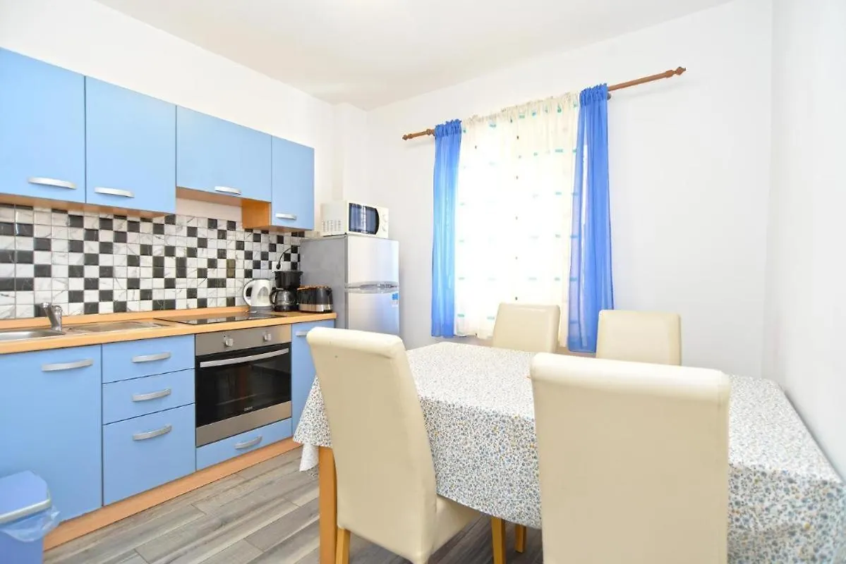 Lovely Flat Just Steps From The Beach Fazana