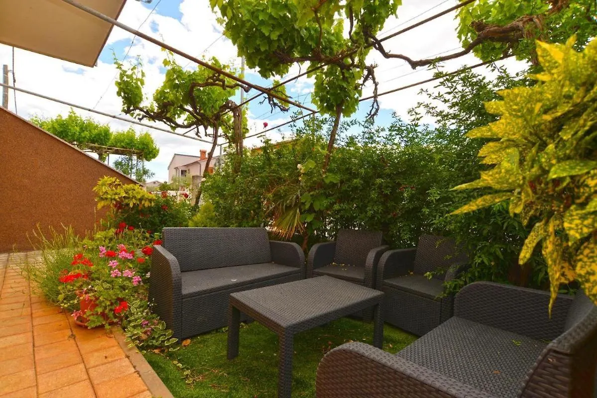 Apartment Lovely Flat Just Steps From The Beach Fazana Croatia